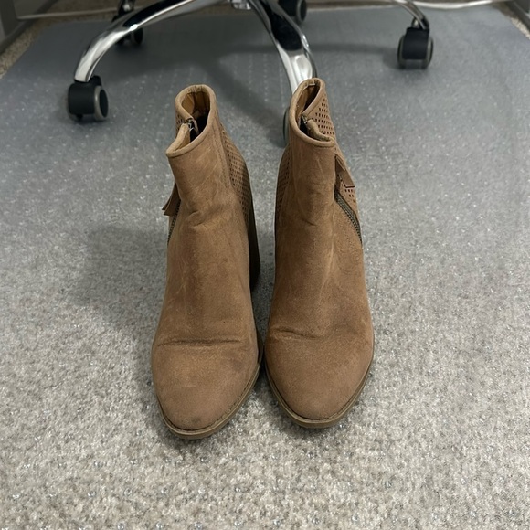 Tan heeled bootie - Picture 1 of 4